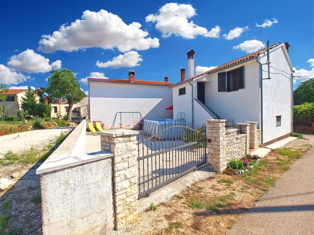 House Sandra 1430 Peresiji Екстериор снимка